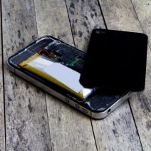 How Samsung Going With Non-Removable Batteries May Cause Injury to Idiots [VIDEO]